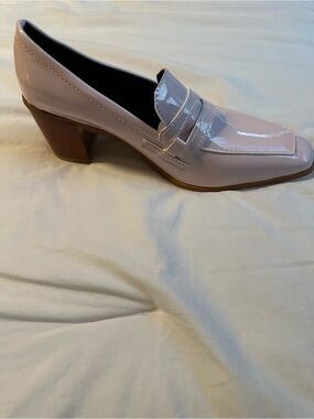 Classic Women's Patent Loafers in Light Pink- size 8